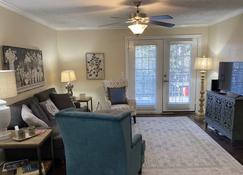 Old Taylor Place H8 Condo 2 Bed 2 Bath Weekend Rental \/ GameDay Rental with Wifi - Oxford - Living room