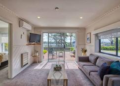 Georges Bay Apartments - St Helens - Living room
