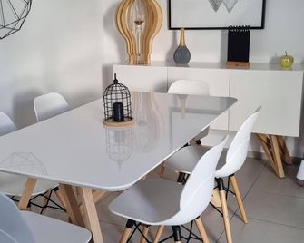 Appartement 4-6 Personnes les Pieds Dans L'eau, sur la Plage de Propriano - Propriano - Dining room