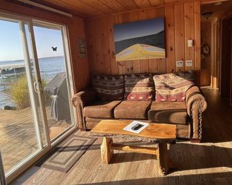 Cozy Sunrise Sunsation w/Hot Tub & Fire-pit close to Hiking Skiing Snowmobiling! - Topinabee - Living room