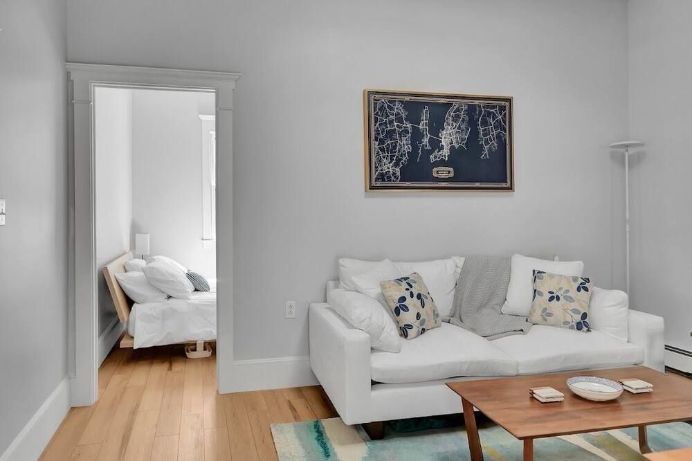 Two-bedroom Hideaway in Downtown Newport! - Newport - Living room