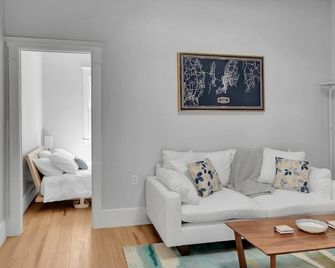 Two-bedroom Hideaway in Downtown Newport! - Newport - Living room