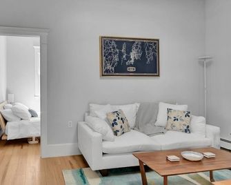 Two-bedroom Hideaway in Downtown Newport! - Newport - Living room