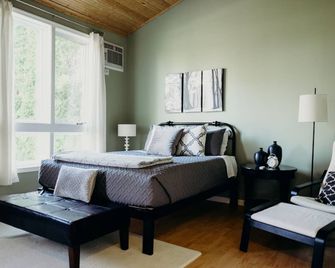 The Shire - 'There's some good in the world.' Winery/Brewery tours available - Stevensville - Bedroom