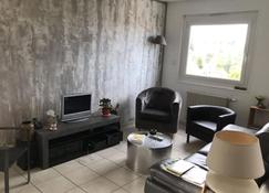 Room In Apartment In A Small Residence - Saint-Étienne - Living room