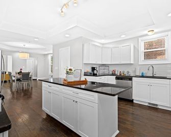 Lovely two-bedroom relaxing private parking rental near Downtown Detroit - Detroit - Cocina