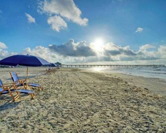 Shared Pool, Walkable to Beach, Vibrant Beachy Design! Bay Bliss by Avantstay - Port Aransas - Strand
