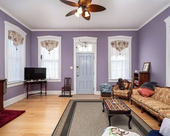 Landmark, accessible home in the heart of Belleville’s historic downtown - Belleville - Living room
