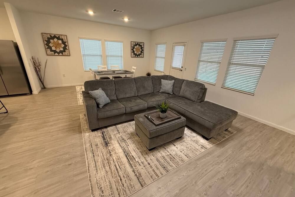 Extremely Clean 3 bedroom house with AC & WiFi in San Antonio close to downtown! - סן אנטוניו - סלון