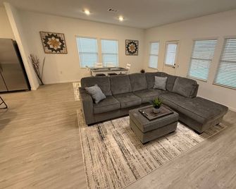 Extremely Clean 3 bedroom house with AC & WiFi in San Antonio close to downtown! - San Antonio - Huiskamer