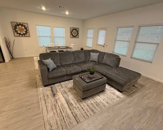 Extremely Clean 3 bedroom house with AC & WiFi in San Antonio close to downtown! - סן אנטוניו - סלון