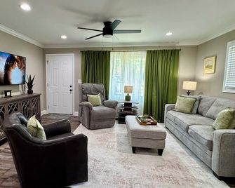 Peaceful 2-bedroom, 1 bath housein charming Lawrenceburg, TN - Lawrenceburg - Living room