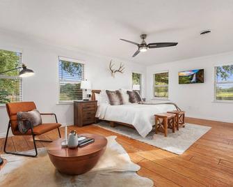 Quiet Country Home with several inside/outside entertainment activities to enjoy - La Marque - Bedroom