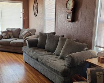 Business or Pleasure - a perfect and cozy get-away! - Jefferson City - Living room