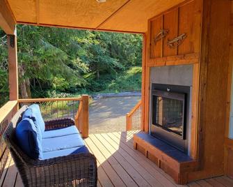 Remote Humptulips River Cabin! - Hoquiam