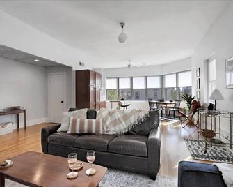 Beautiful corner view loft in downtown Champaign. - Champaign - Living room