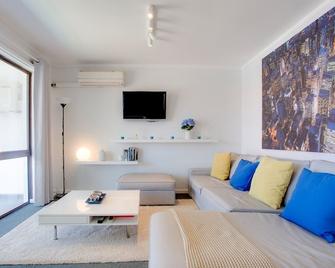 Chic 2 Bed Apartment On Scarborough Beach - Scarborough - Living room