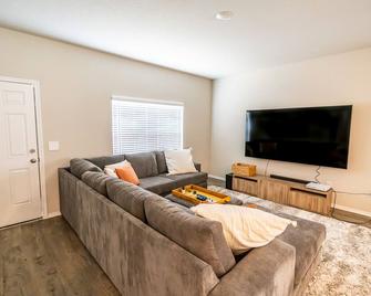 Brand New Cozy home near RAFB - 86\' TV w/ game system, grill, and more - Converse - Living room