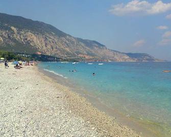 J Studios - Kineta - Playa