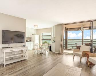 Bayfront condo with shared pool, dock, & water views - snowbird-friendly - Marco Island - Wohnzimmer