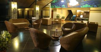 Cotton County Club and Resort - Hubli - Area lounge