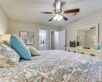 High Point Townhome w/ Patio, 1 Mi to Main Street! - High Point - Bedroom