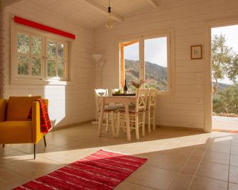 Charming Wooden Eco-House In Unspoiled Nature Surrounding Sougia - Sougia - Comedor