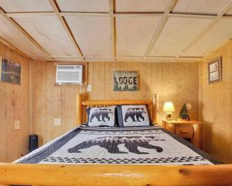 1BR Cabin in the Smokies Close to Gatlinburg - Gatlinburg - Bedroom