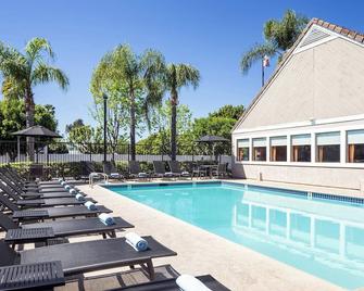 Residence Inn by Marriott Anaheim Placentia/Fullerton - Placentia - Zwembad