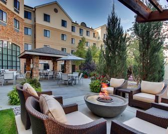 ستاي بريدج سويتس ميسولا باي آيتش جي - ميسولا - شرفة مرصوفة