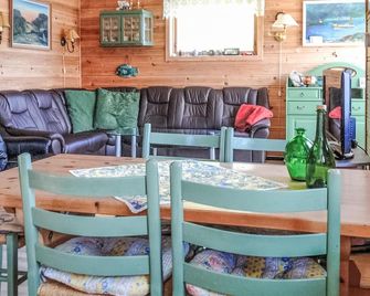 3 bedroom awesome home in Måløy - Måløy - Dining room