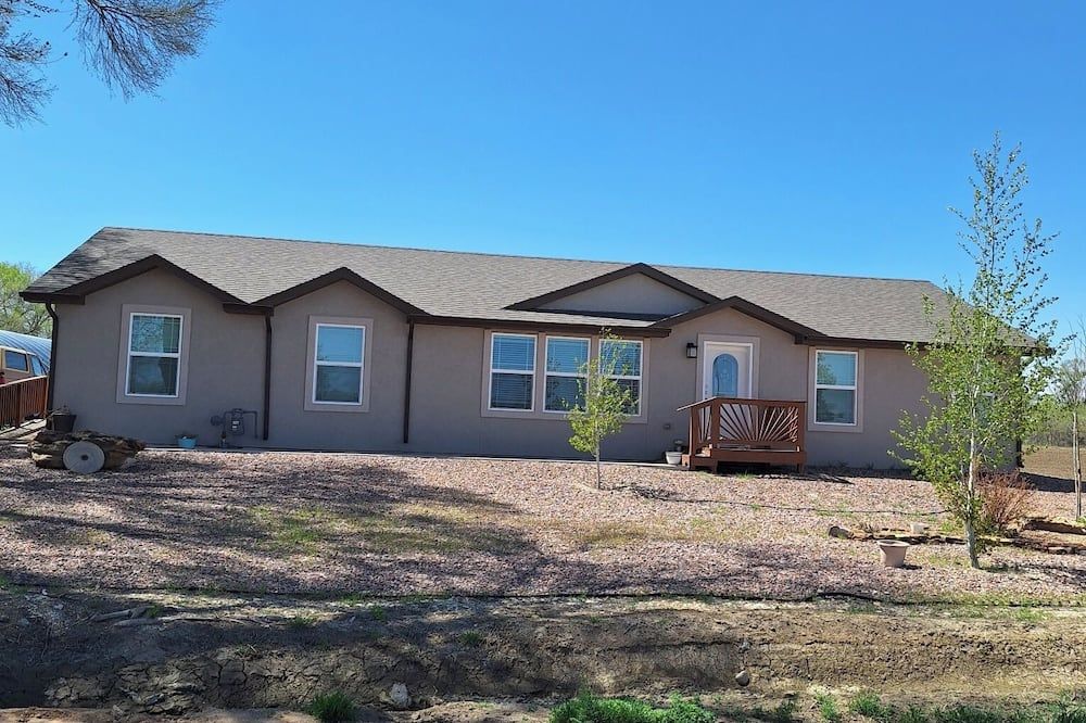 Immaculate 3BR Home, 3 Queen Beds, Patio + Grill, Near Otero & Bent's Fort - La Junta - Budova