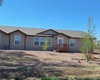 Immaculate 3BR Home, 3 Queen Beds, Patio + Grill, Near Otero & Bent's Fort - La Junta - Budova