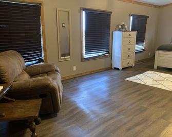 Entire House - Relax and Ride at Grace Ranch - Victoria - Living room