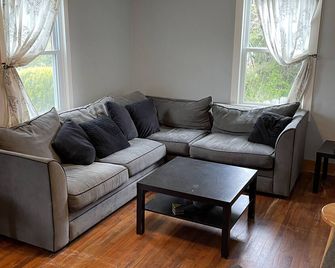 Beautiful 3 bedroom cottage with big fenced in backyard. Great location to town. - Cape May - Living room