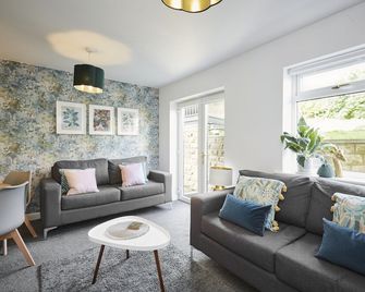 Ropers Retreat - Halifax - Living room