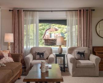 'Spacious Maine Retreat near Sunday River with Hot Tub, Fire Pit & Pet-Friendly! - Newry - Sala de estar