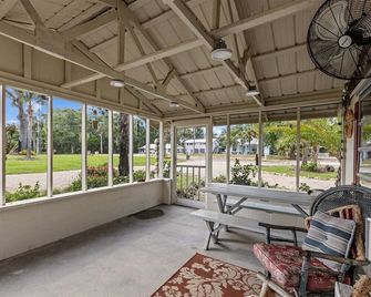 Cypress Crab Cottage in Steinhatchee! 1 bed, 1 bath, screen porch, full kitchen - Steinhatchee - Patio