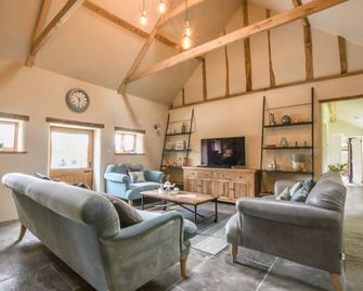 Halcyon Barn, Wissett - Halesworth - Living room