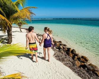 Blue Marlin Beach Resort - Hopkins - Beach