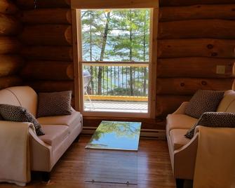 Relax In Canada: A Lakeside Log Cottage Near Kejimkujik National Park - Caledonia - Sala de estar