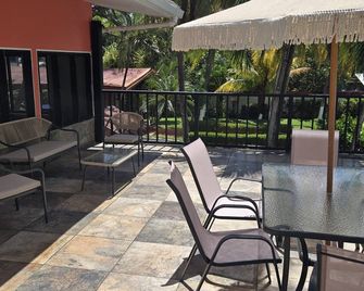 Jane's Beach Resort - Chacarita - Patio