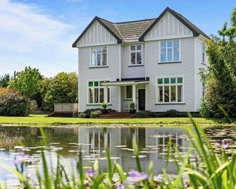 Warm and welcoming, private one bedroom on a lifestyle property. - Carterton - Building