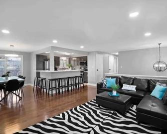 Extravagance in Schaumburg - Schaumburg - Living room