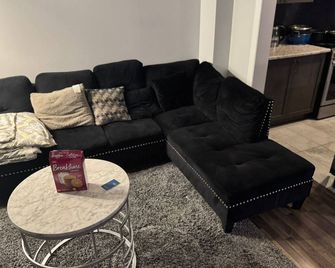 Cozy Room in a Fine House, 10 mins away from the Falls - Niagara Falls - Living room