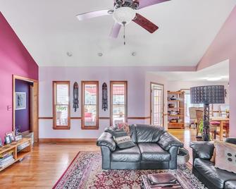 Rustic Elegance- Farmhouse Retreat in Covington farmhouse - Covington - Living room