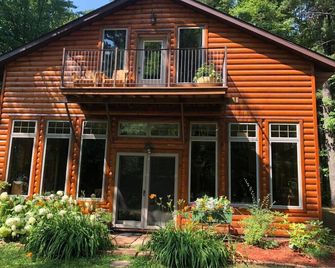 Bed and breakfast suite at the Wooded Retreat - Pine City - Building