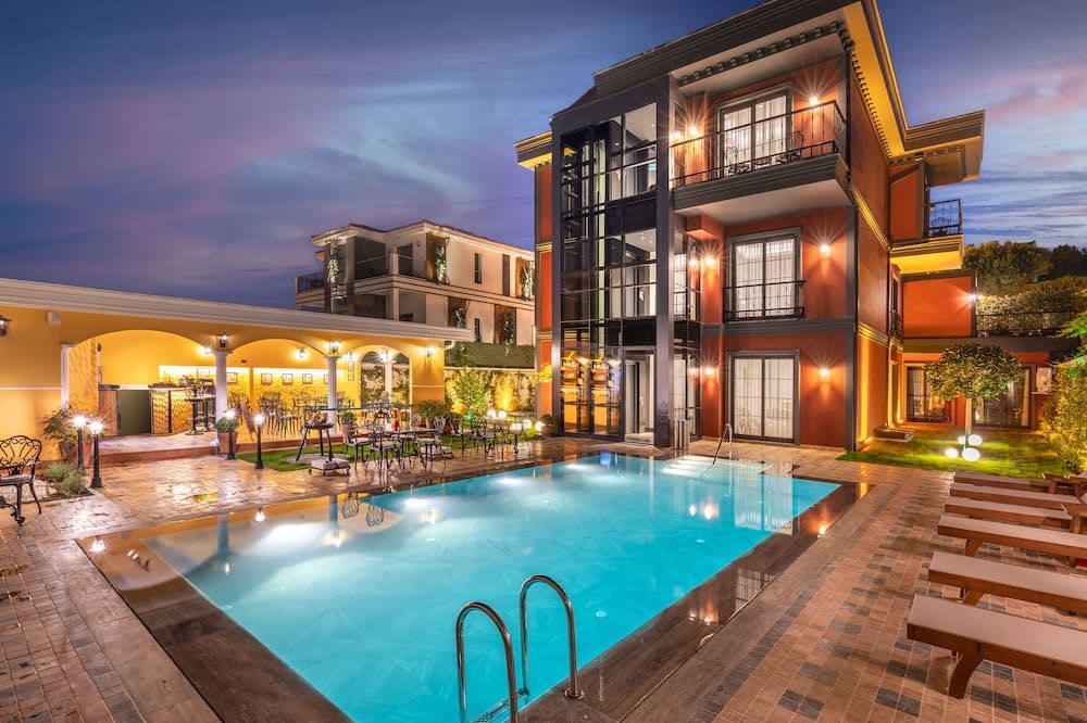 Motif Hotel - צזמה - בריכה