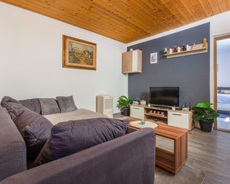 Awesome Home In Dutovlje With Wifi - Dutovlje - Obývací pokoj
