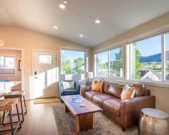 Golden Cottage Near Red Rocks and Denver! - Golden - Living room